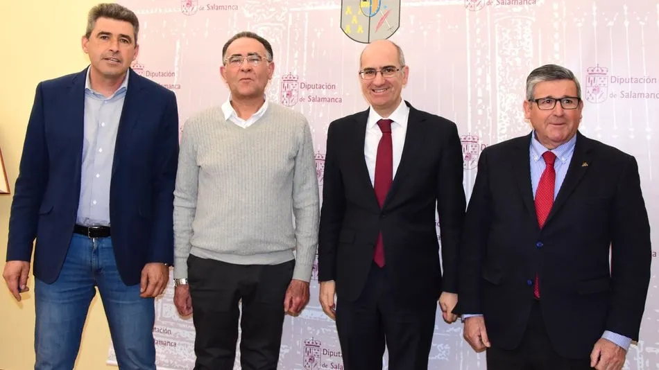 El presidente de la Diputación de Salamanca, Javier Iglesias, en el centro, junto a los miembros del patronato de la Fundación, Juan del Pozo y Juan José Peralta