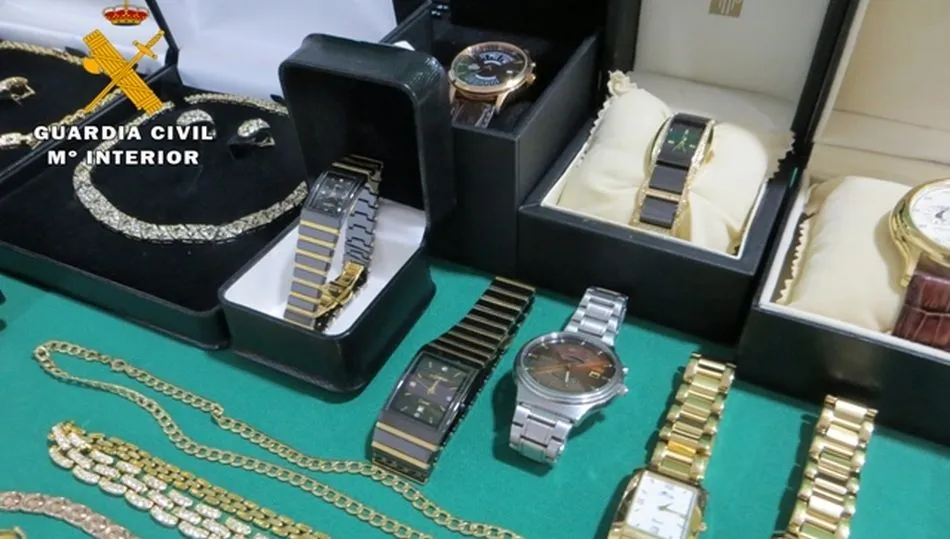 Parte del botín intervenido por la Guardia Civil a la red de estafadores