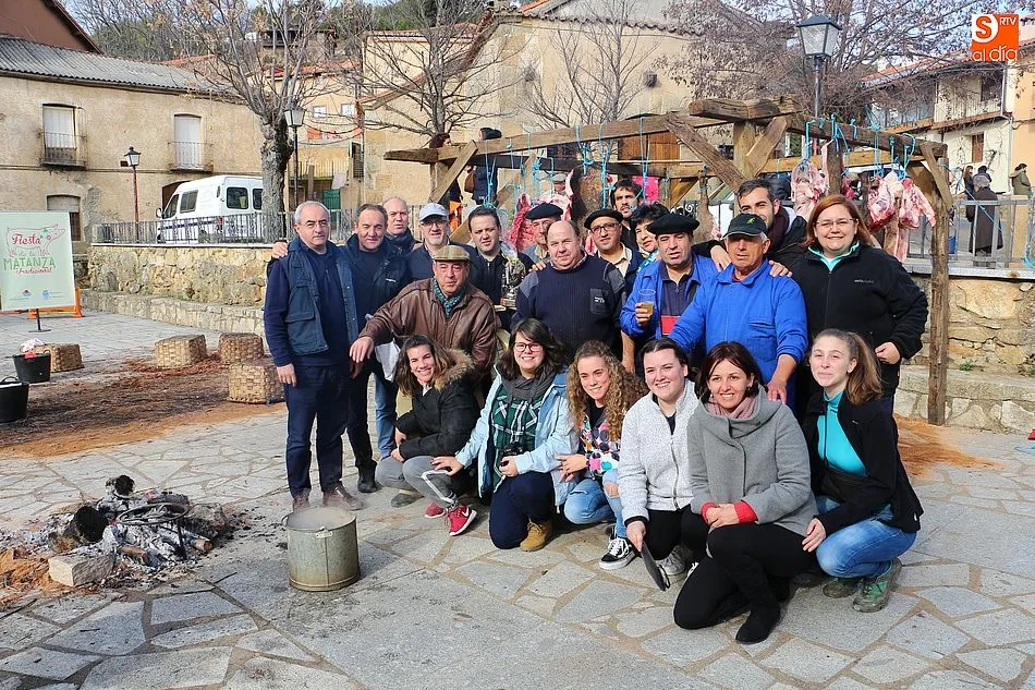 Los vecinos ofrecieron una entrañable matanza el pasado año en Villanueva del Conde
