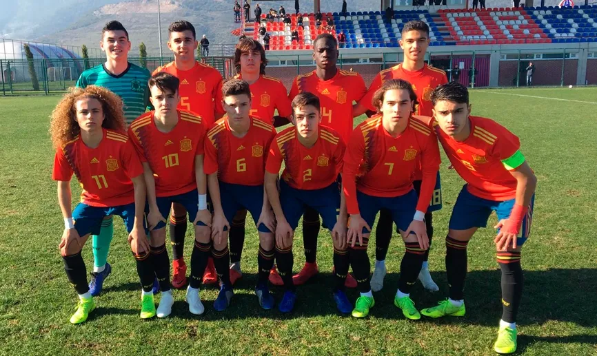Bruno Iglesias (segundo por abajo a la izquierda), con España sub-16 / RFEF