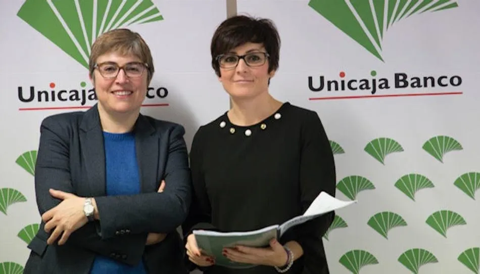 La coordinadora del informe y Técnico de Analistas Económicos de Andalucía, Felisa Becerra, y la directora Territorial de Unicaja Banco en León y Zamora, Margarita Serna