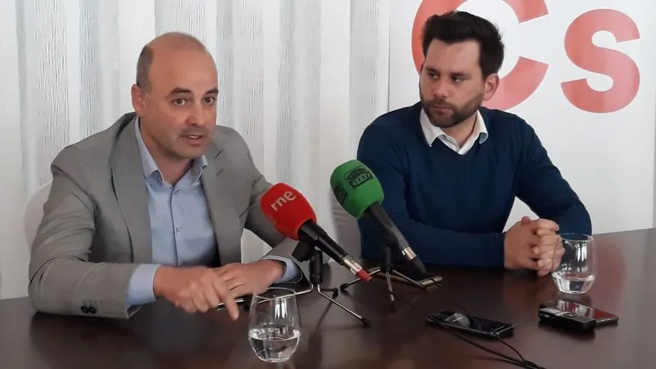 El procurador de Ciudadanos en Las Cortes de Castilla y León (CyL), David Castaño, y el portavoz del Grupo Municipal Cs en el Ayuntamiento de Salamanca, Alejandro González Bueno