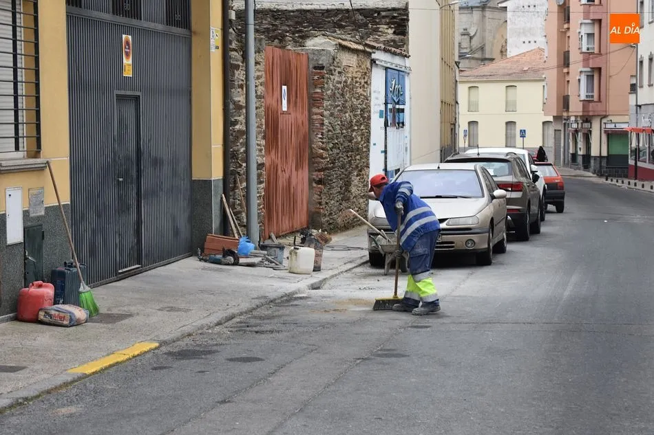 El Consistorio mejora las aceras de la calle Alfonso XIII