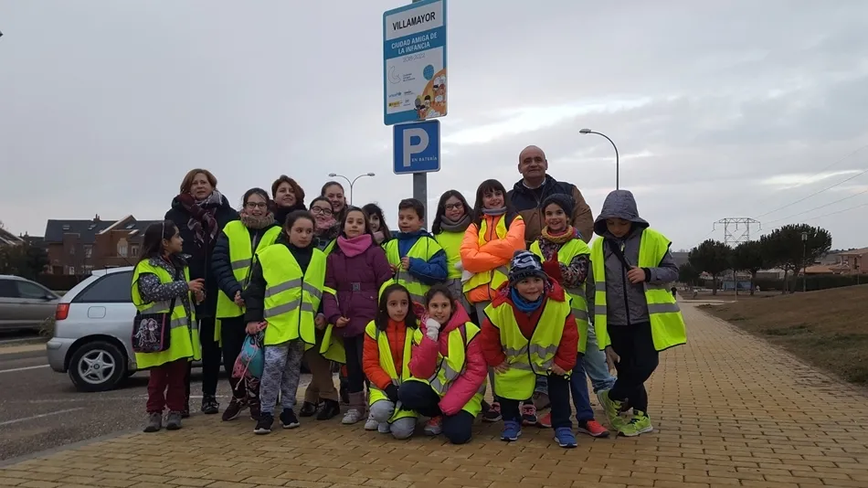 Los niños del CDN de Villamayor junto a una de las nuevas placas de Ciudad Amiga de la Infancia