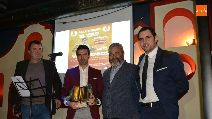 Emilio de Justo recibe el premio a su trayectoria junto a José Pinto/ Foto: Lydia González