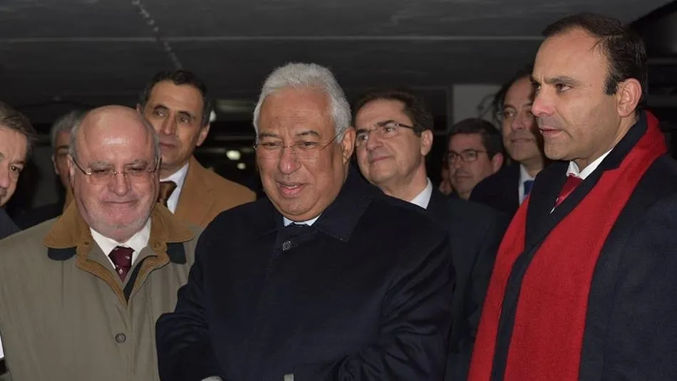 El primer ministro portugués, António Costa, rodeado por el ministro de Agricultura y el presidente de Figueira de Castelo Rodrigo