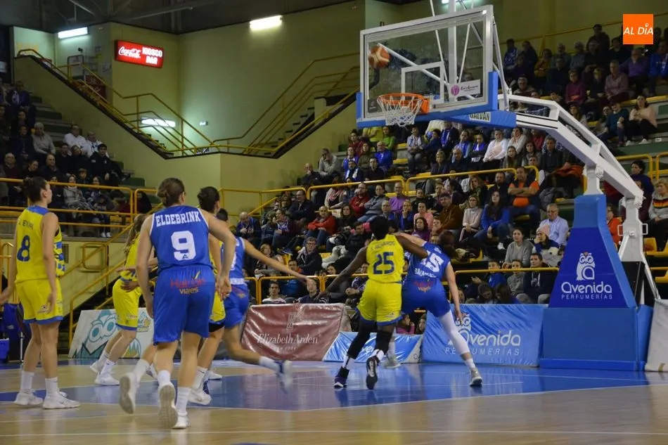 Laura Gil pelea por el rebote/ Foto: Lydia González