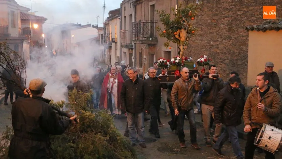 Las hogueras de ‘júmbrios’ esperaban al paso de San Sebastián para ser purificadas