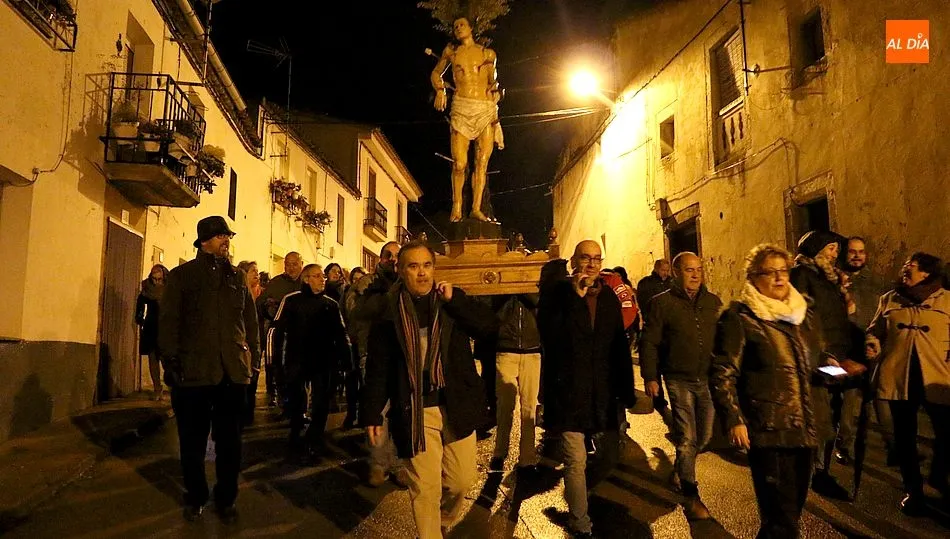 El santo recorrió las calles de La Fregeneda para purificar las matanzas / CORRAL