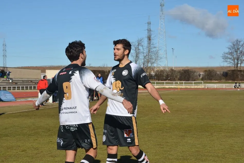 Carlos de la Nava celebra un gol con Guille Andrés / Foto: Lydia González