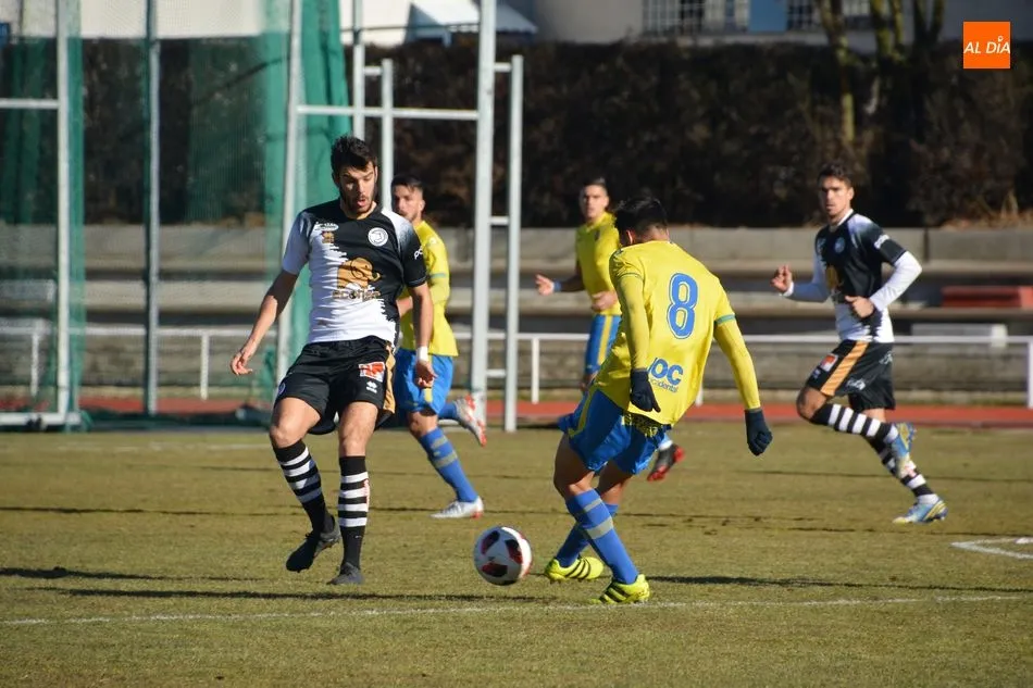 De la Nava pelea por un balón / Lydia González