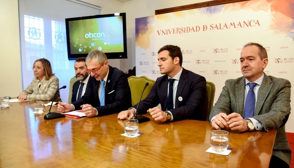 El rector Ricardo Rivero junto a Manuel Segovia y Enrique Linaza, director de Audiología de Oticon Medical (Niza, Francia) y director de Oticon Medical en España, respectivamente, así como por Susana Pérez, vicerrectora, y el científico Enrique López