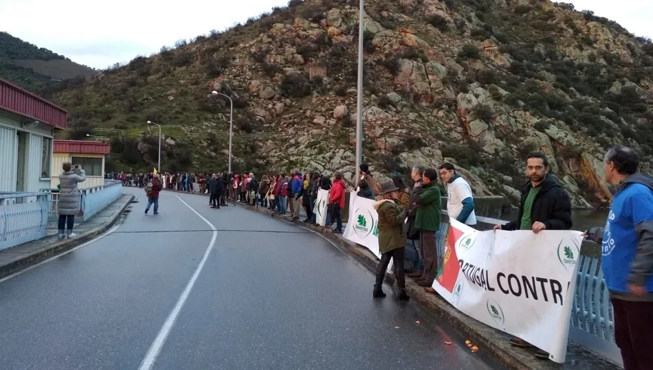 Los asistentes formaron una cadena humana sobre la presa de Saucelle, instalaciones situadas sobre la frontera hispano-lusa