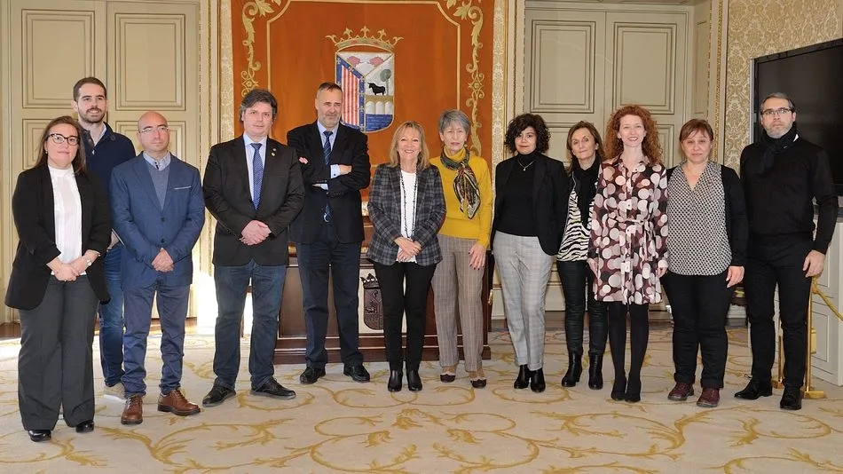 La concejala de Familia e Igualdad de Oportunidades, Cristina Klimowitz, en el centro, junto a representantes de las asociaciones de mediación de Salamanca