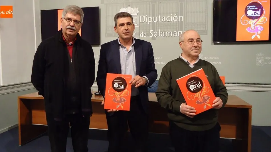 El diputado de Cultura, Julián Barrera, en el centro, y el director del Instituto de las Identidades, Juan Francisco Blanco, a la izquierda, junto al autor, José Luis Puerto
