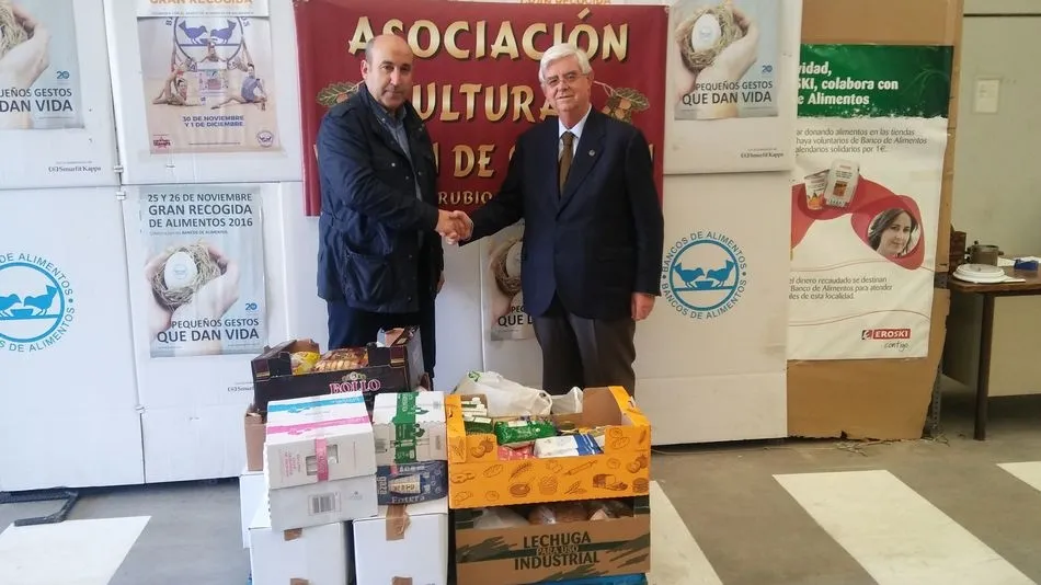 Benjamín Gurrionero y Godofredo García durante la entrega de los alimentos