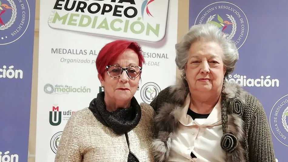 Ascensión Iglesias Redondo, a la izquierda, recibió la medalla en un acto en Madrid