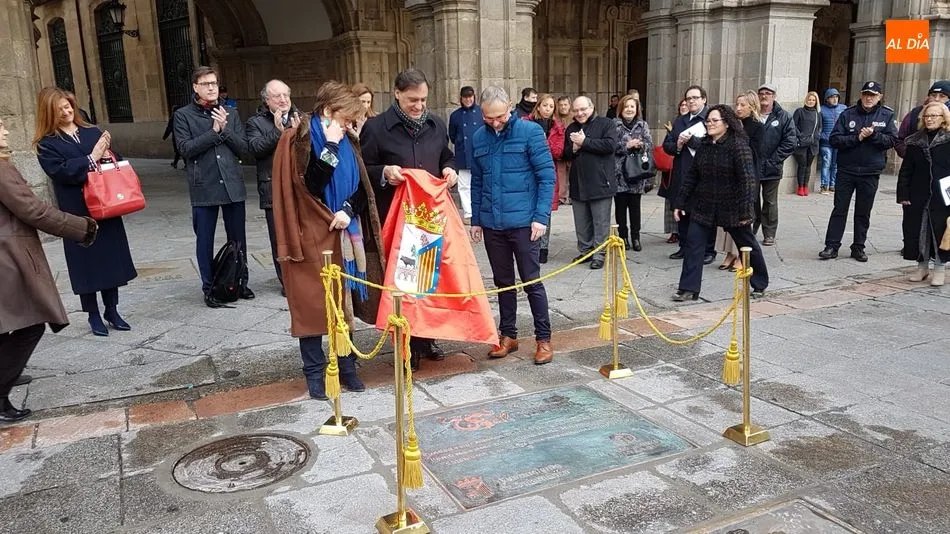 Descubrimiento de la placa dedicada al VIII Centenario de la Universidad de Salamanca, en la Plaza Mayor