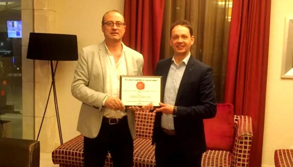 El empresario Alberto Plácido, a la derecha, recibe la placa que le acredita como empresa amiga de Pyfano