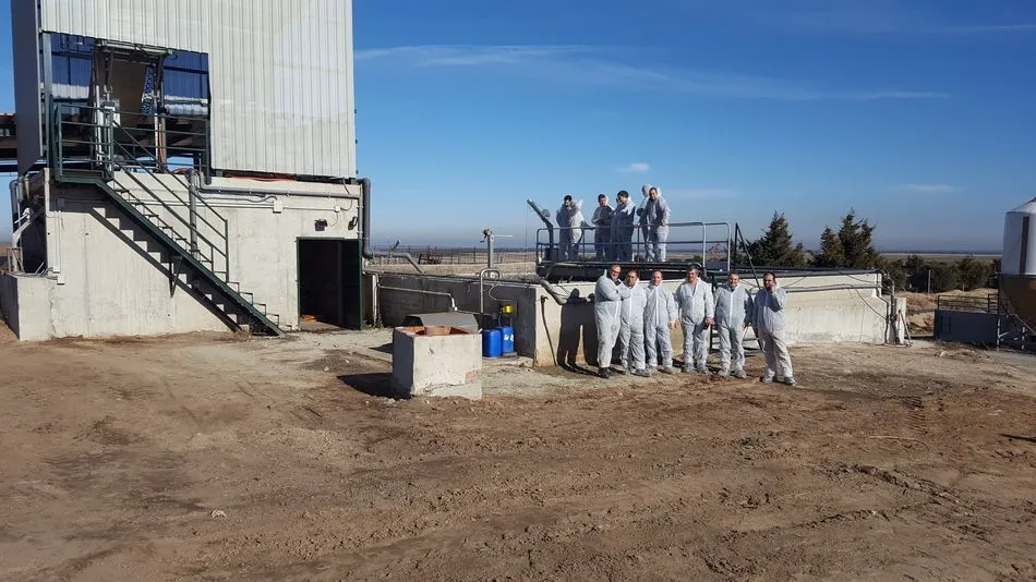 Miembros de la directiva de Feporcyl durante la visita a la granja de Villanueva de Gómez (Ávila)