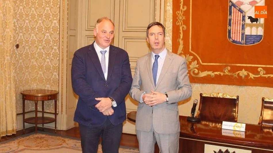 El decano de la Facultad de Informática de la UPSA, Alfonso López Rivero, y el concejal de Economía y Empleo, Enrique Sánchez Guijo