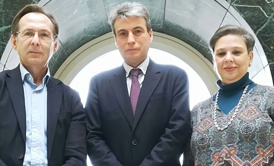 Policarpo Sánchez, presidente de la Asociación Salvar el Archivo de Salamanca, en el centro, junto a Gonzalo Robles (PP) y Rosa Domíngez (Foro Asturias) en el Senado