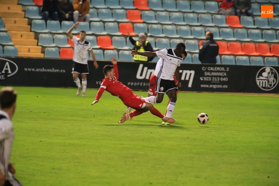 Moussa Cámara pelea por un balón en el Helmántico