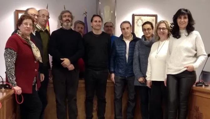El salón de Plenos del Ayuntamiento acogía la primera reunión de planificación del proyecto de red social Estado Universal