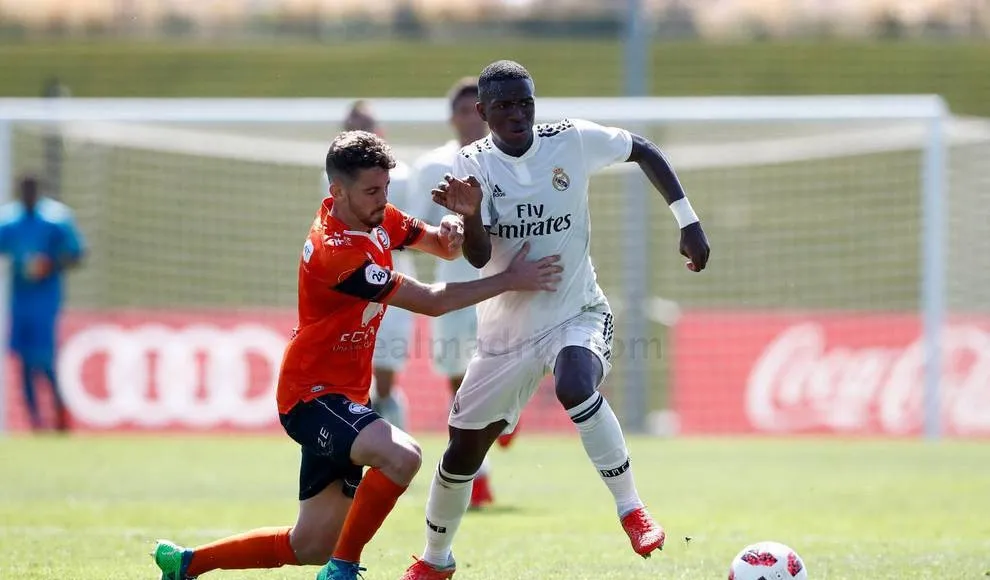 Carlos Quintana, ante Vinícius Jr en Valdebebas / Real Madrid