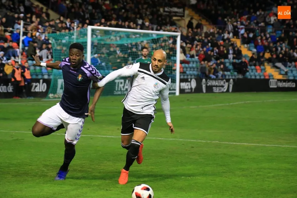 Héctor Gómez, en una disputa ante el Real Valladolid B