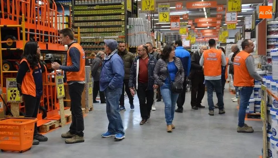 El público salmantino mostró su interés por los productos que ofrece Bricomart. Foto de Lydia González