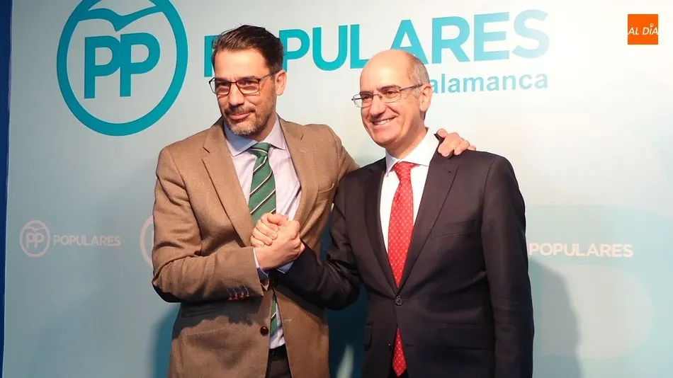 Ángel Peralvo, izquierda, junto al presidente del PP de Salamanca, Javier Iglesias