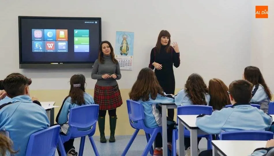 La concejala de Comercio y Consumo, Almudena Parres, en su visita al Colegio La Milagrosa. Foto de Lydia González