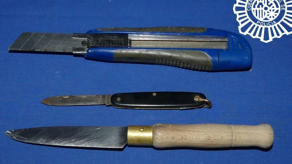 Armas con las que el menor amenazó al encargado de la nave