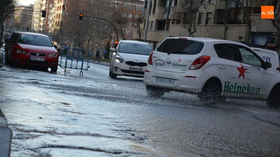 El agua ha inundado gran parte de la calzada a primera hora de la tarde