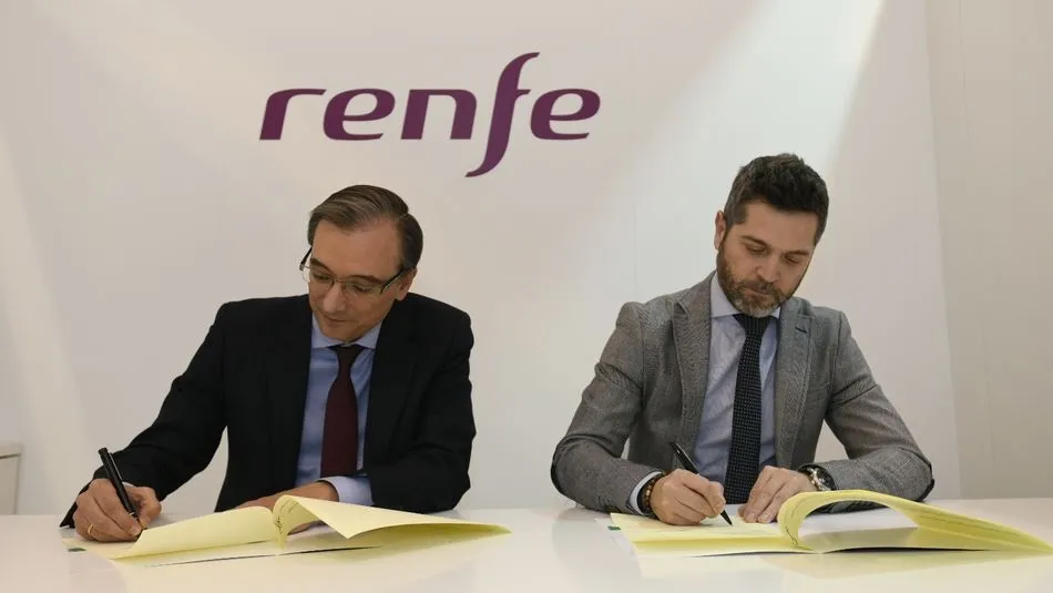 El director general de Renfe, Ramón Azuara, y el concejal de Turismo, Julio López, firman la prórroga del acuerdo