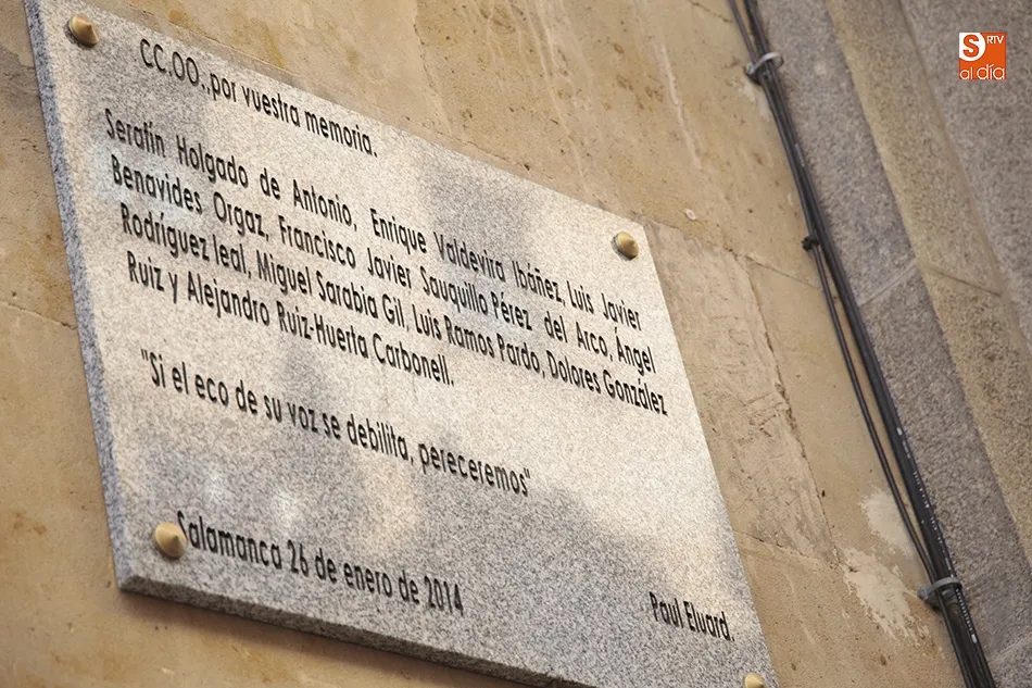 Placa dedicada a los abogados laboralistas en la calle de la sede de CCOO Salamanca