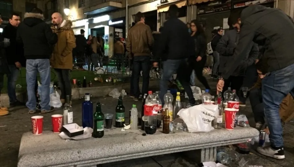 El consumo de alcohol por los adolescentes es un grave problema social