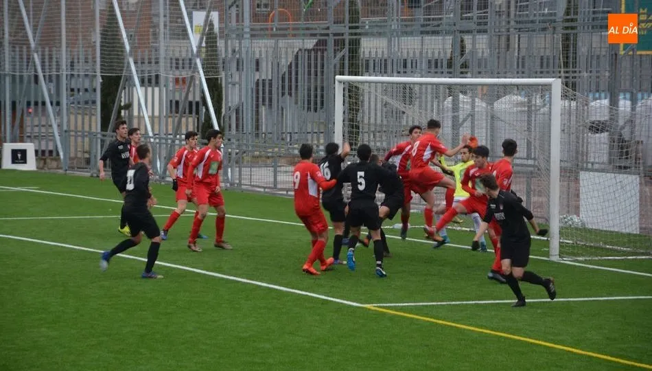 Partido de fútbol en el campo Vicente del Bosque. Foto de Lydia González