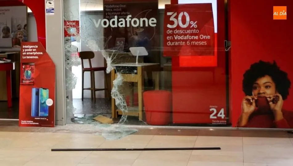 Estado del escaparate de la tienda, tras el robo. Foto Corral