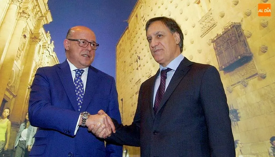 Santiago Vallejo y Carlos García Carbayo en la presentación del acuerdo entre Ayuntamiento de Salamanca y Movelia. Foto de Adrián Martín