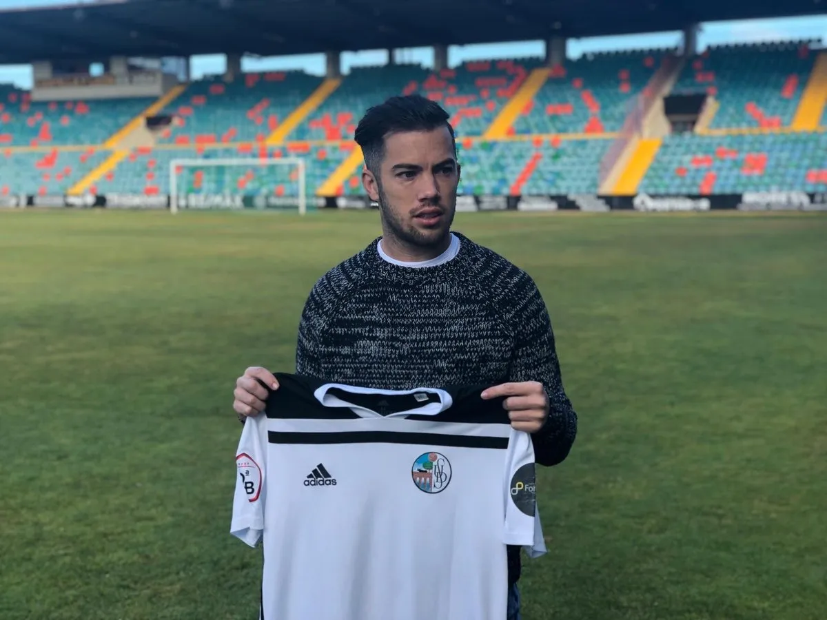 Santi Luque, con la camiseta de su nuevo equipo / @SalamancaCFUDS