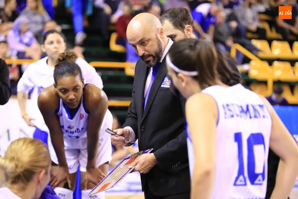 Lino López da instrucciones a sus jugadoras