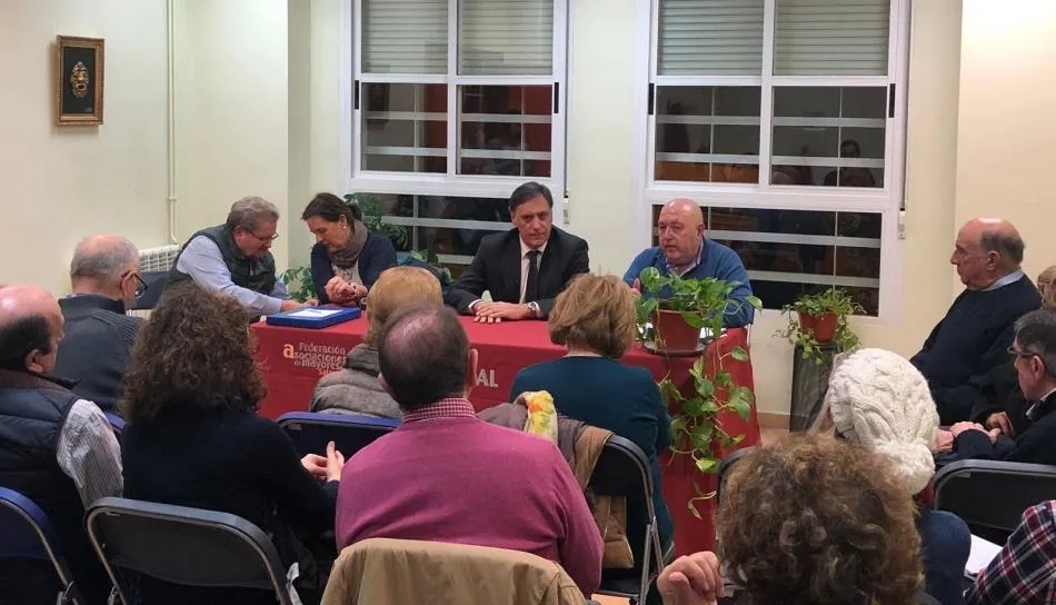 El alcalde de Salamanca, Carlos García Carbayo, en su reunión con asociaciones de mayores