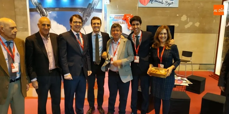 El líder del PP, Pablo Casado, visitó el stand de Béjar durante la mañana