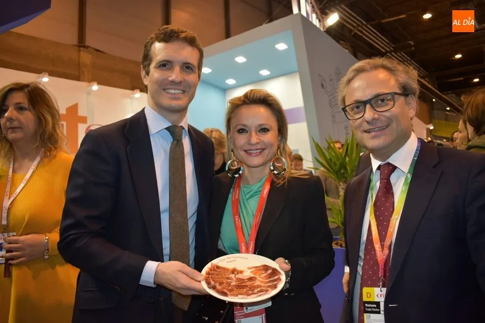 Pablo Casado, presidente del PP, junto a la concejala de Turismo de Guijuelo, Sandra Méndez