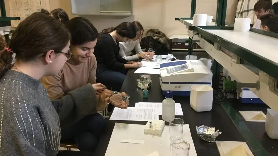 Algunos de los alumnos, durante sus prácticas de Bioquímica