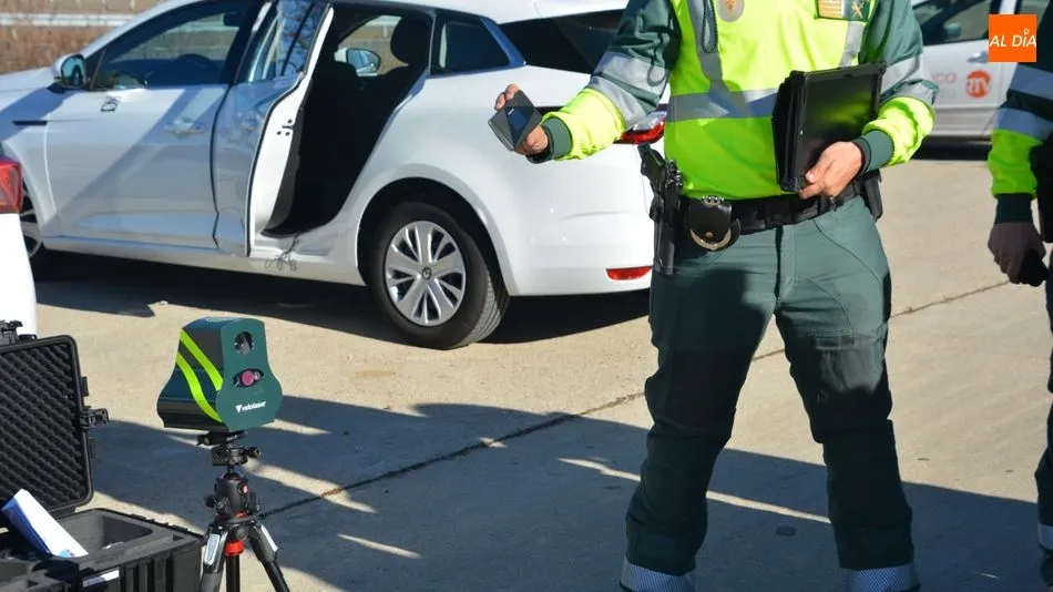 Un guardia civil muestra el funcionamiento del radar Velolaser. Foto de Lydia González