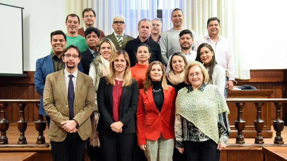  Foto de familia con los asistentes al acto