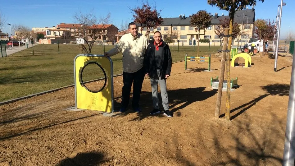 Los concejales Miguel Ángel Pérez y José Pascua, en el parque agility